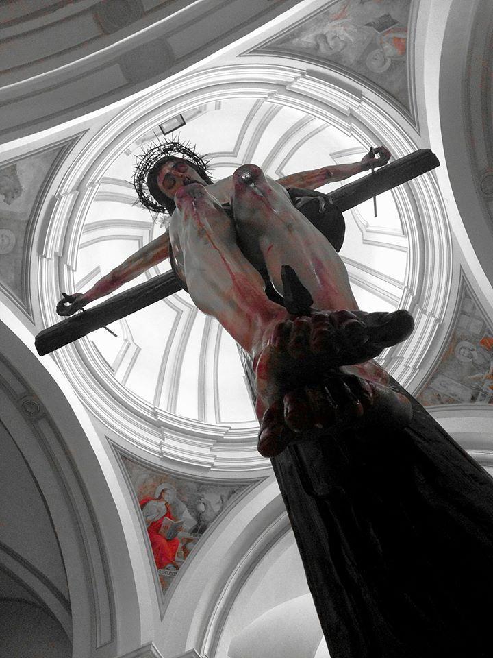 Cristo in croce dal basso